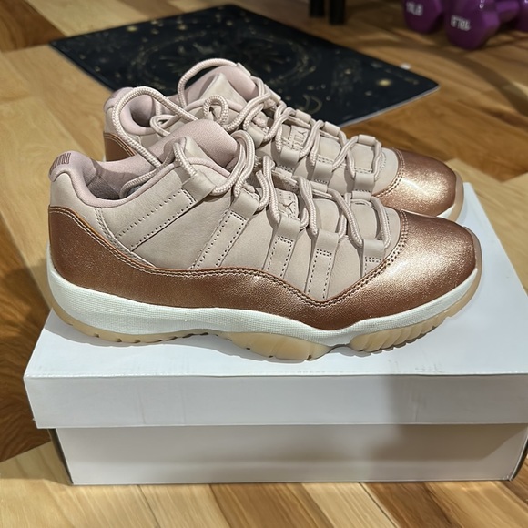 Women’s air Jordan 11 retro low. Pink and sparkly. Size 7. - Picture 2 of 7